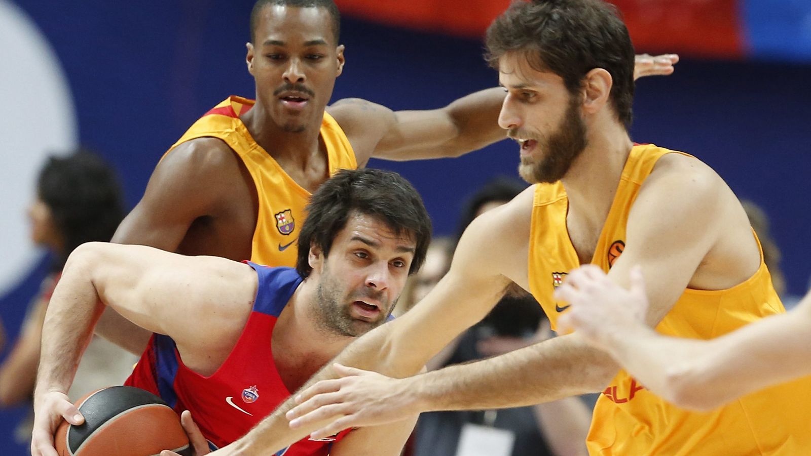 El base serbio Milos Teodosic (c), del CSKA, pelea por un balón con los jugadores del Barcelona Lassa