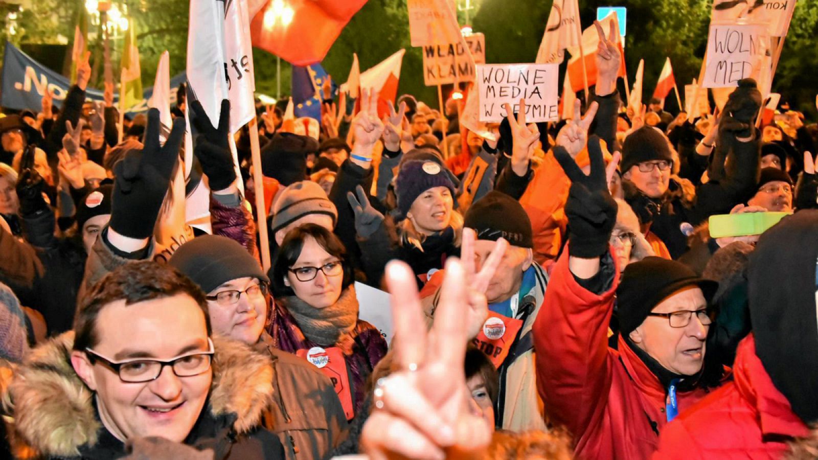 Un grupo de manifestantes congregados a las afueras del Parlamento polaco en contra de limitar el acceso de la prensa