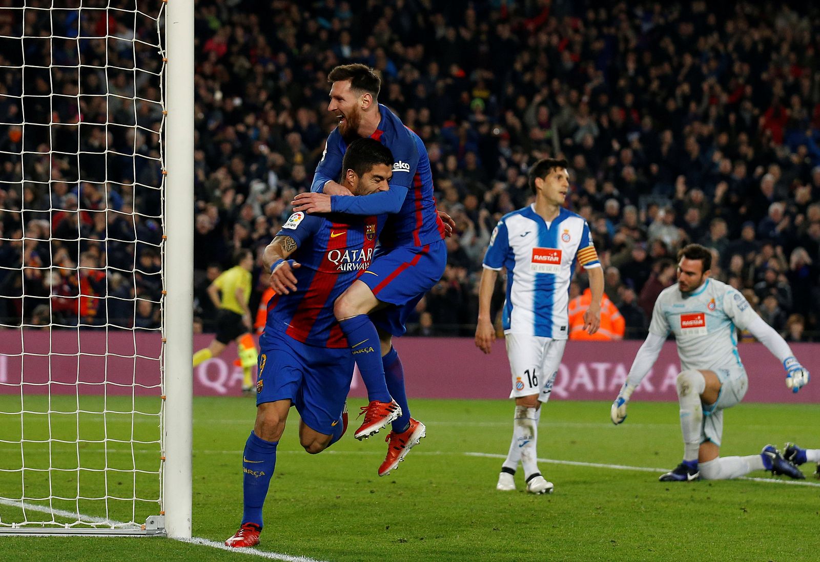 Messi y Suárez celebran un gol ante el Espanyol