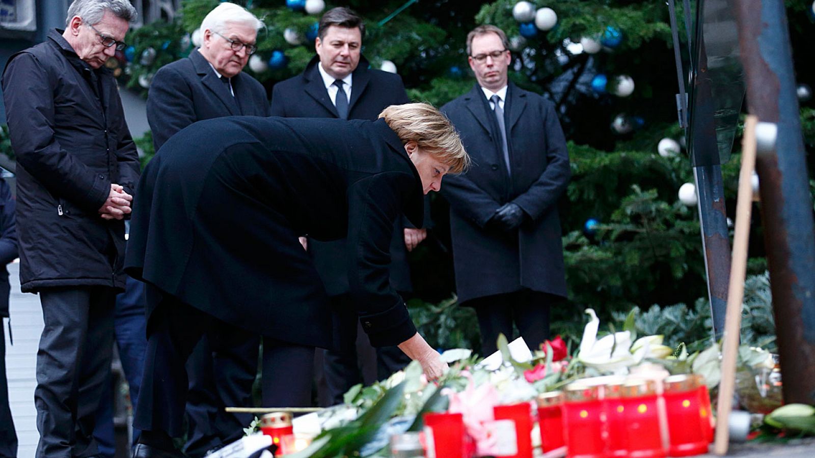 Angela Merkel, acompañada del alcalde de Berlín y los ministros de Interior y Exteriores, rinde homenaje a las víctimas en el mercadillo navideño atacado en Berlín.