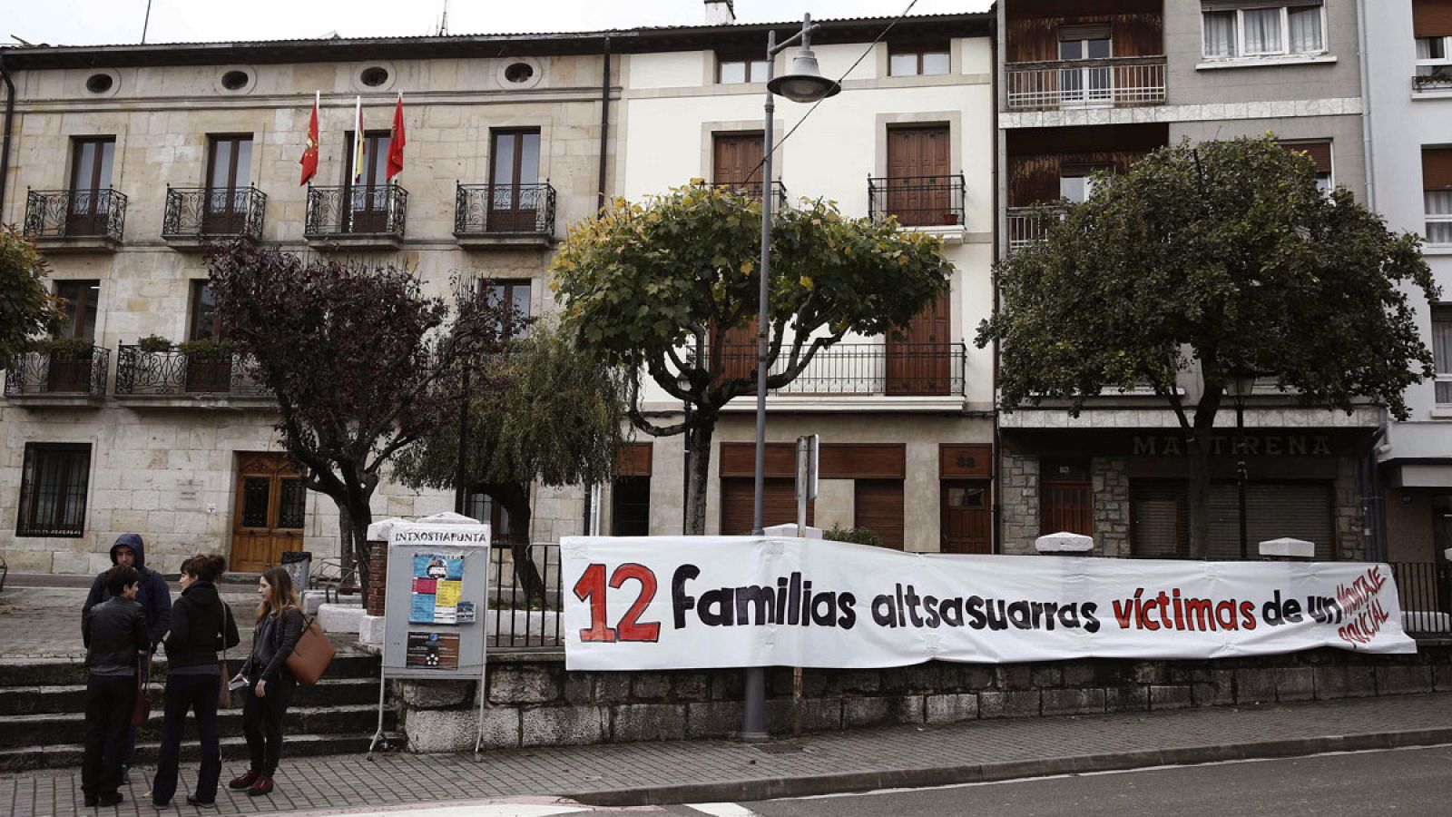 Pancarta colocada junto al Ayuntamiento de Alsasua tras las detenciones por la agresión a dos agentes de la Guardia Civil