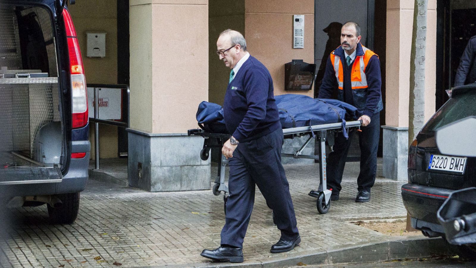 Miembros de los servicios funerarios trasladan los restos mortales de la mujer de 40 años fallecida en su piso en Palma