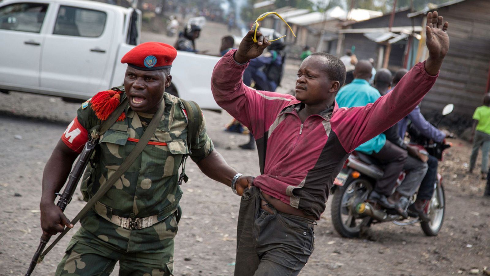 Un hombre que intentaba bloquear una carretera es arrestado por un policía militar en Goma