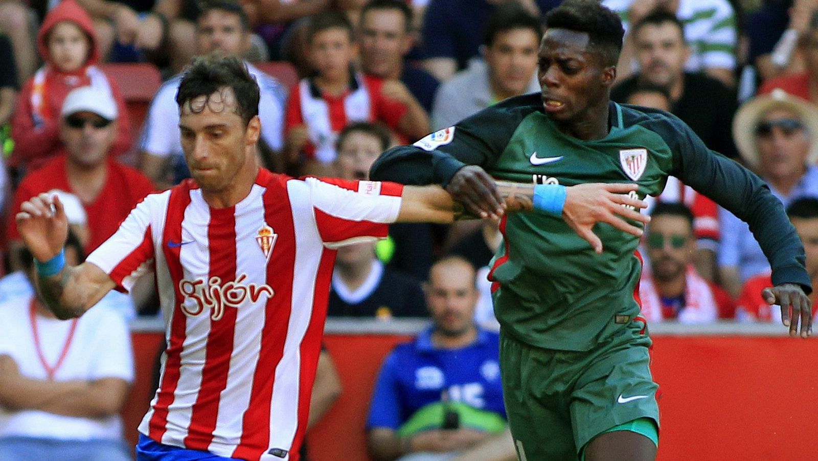 Iñaki Williams, a la derecha, en el partido contra el Sporting