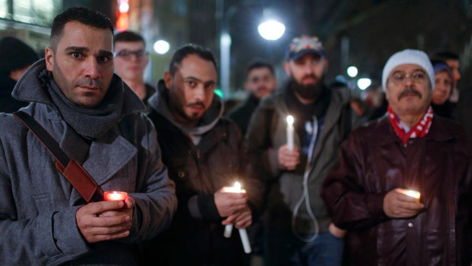 Un grupo de refugiados homenajea a las doce personas que perdieron la vida en Berlín tras el atentado