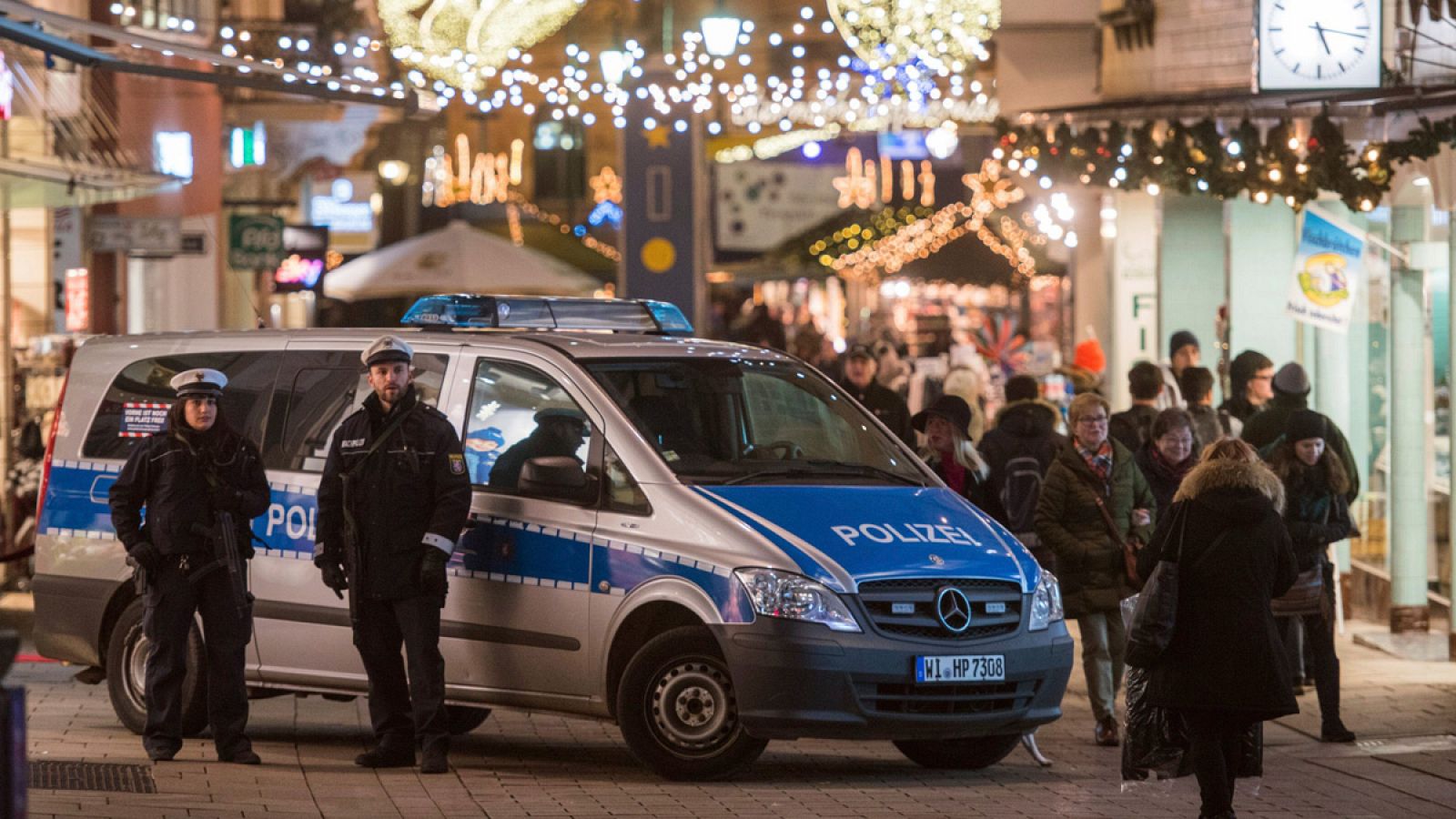 La Policía alemana patrulla las inmediaciones del mercado navideño de Wiesbaden