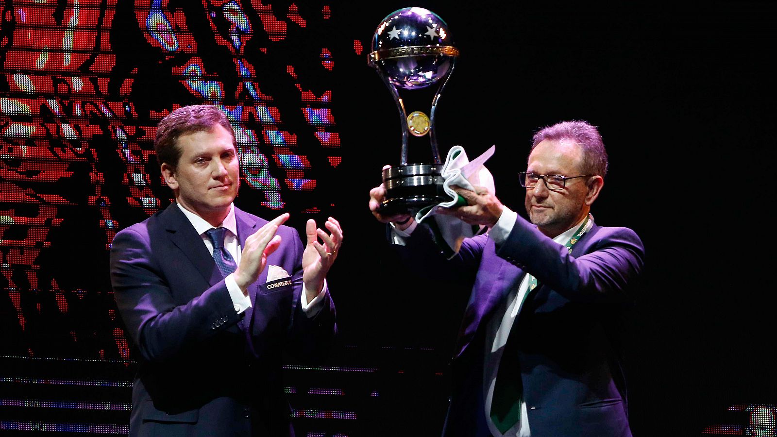 El Chapecoense recibe el trofeo como campeón de la Copa Sudamericana