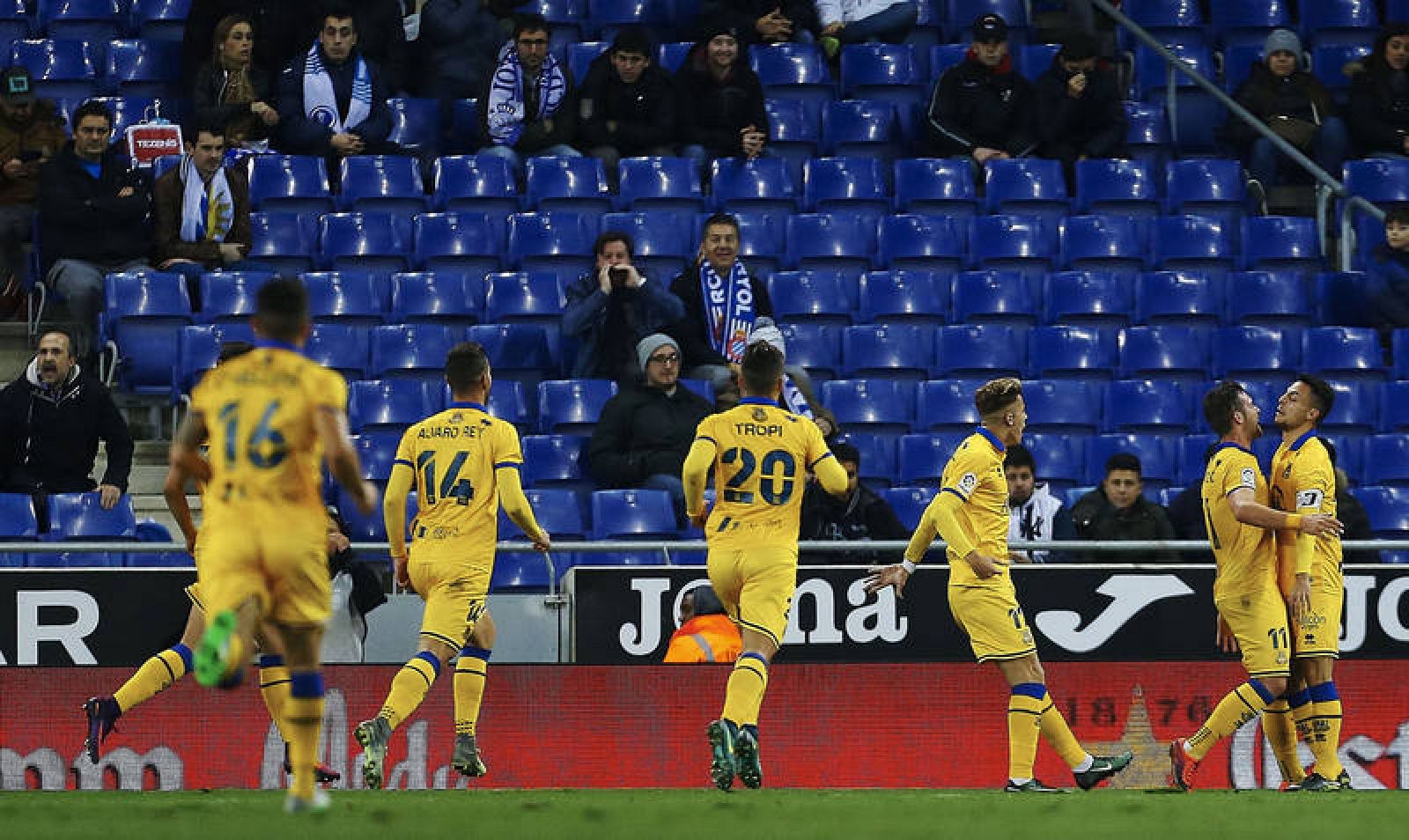 El delantero del Alcorcón Álvaro Giménez (2d) celebra su gol.