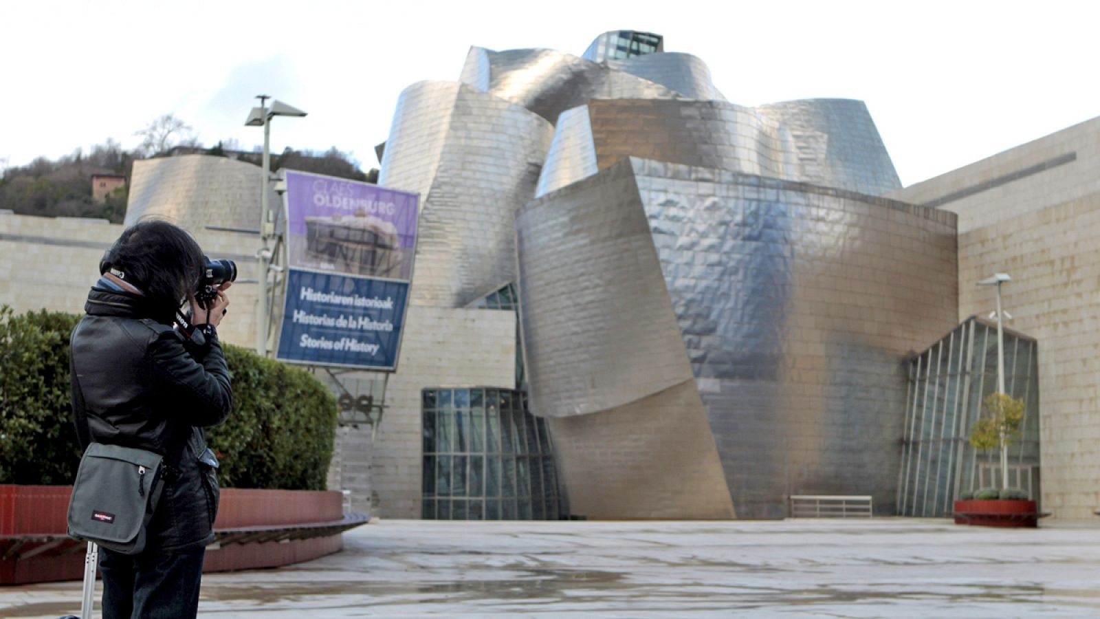 Una turista toma imágenes del Museo Guggenheim de Bilbao