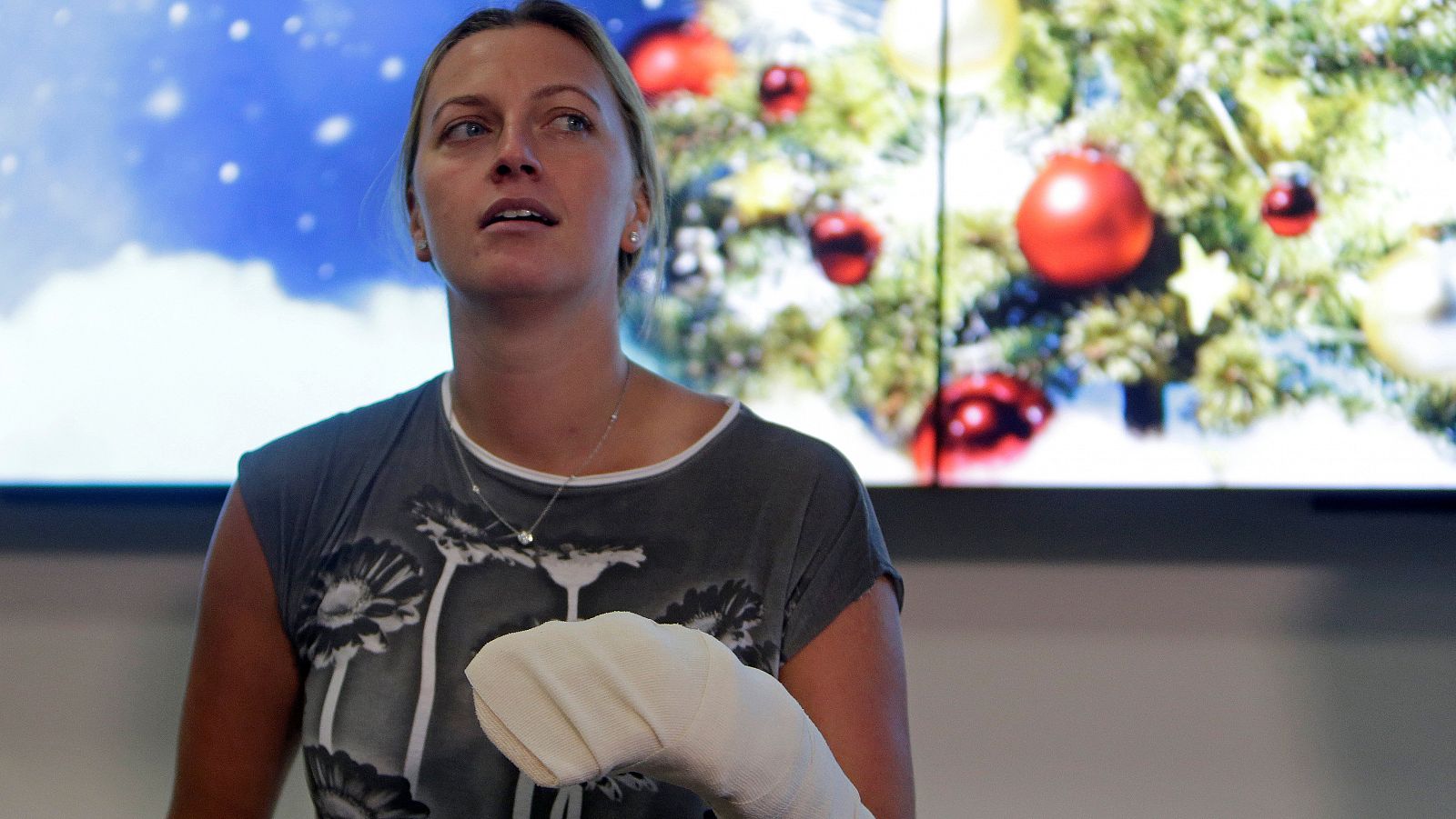 La tenista checa Petra Kvitova, en rueda de prensa con su mano recién operada