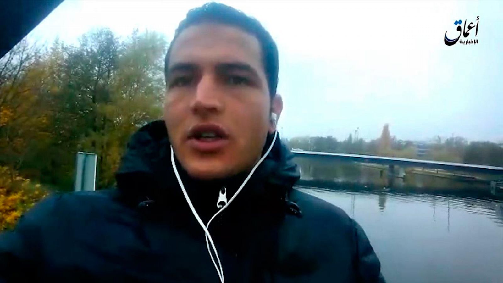 Imagen del vídeo difundido por el Estado Islámico en el que Anis Amri, principal sospechoso del atentado de Berlín, juraría libertad a los yihadistas