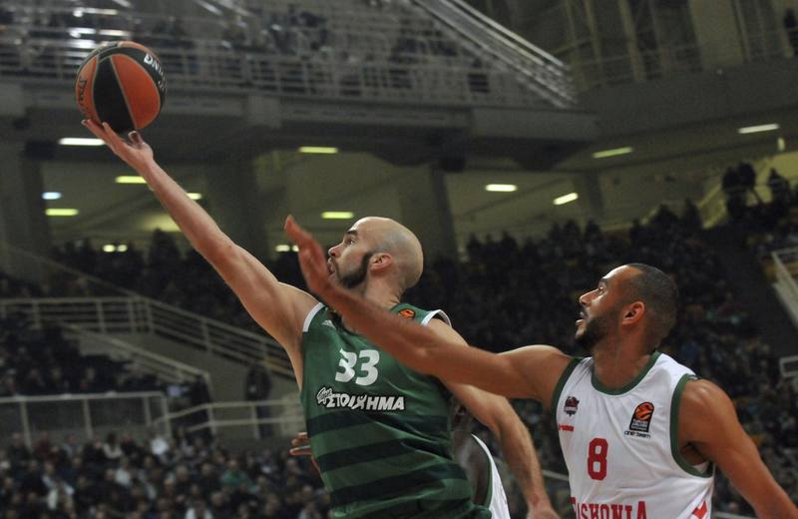 El jugador del Panathinaikos Nick Calathes trata de encestar ante la presión de Hanga.