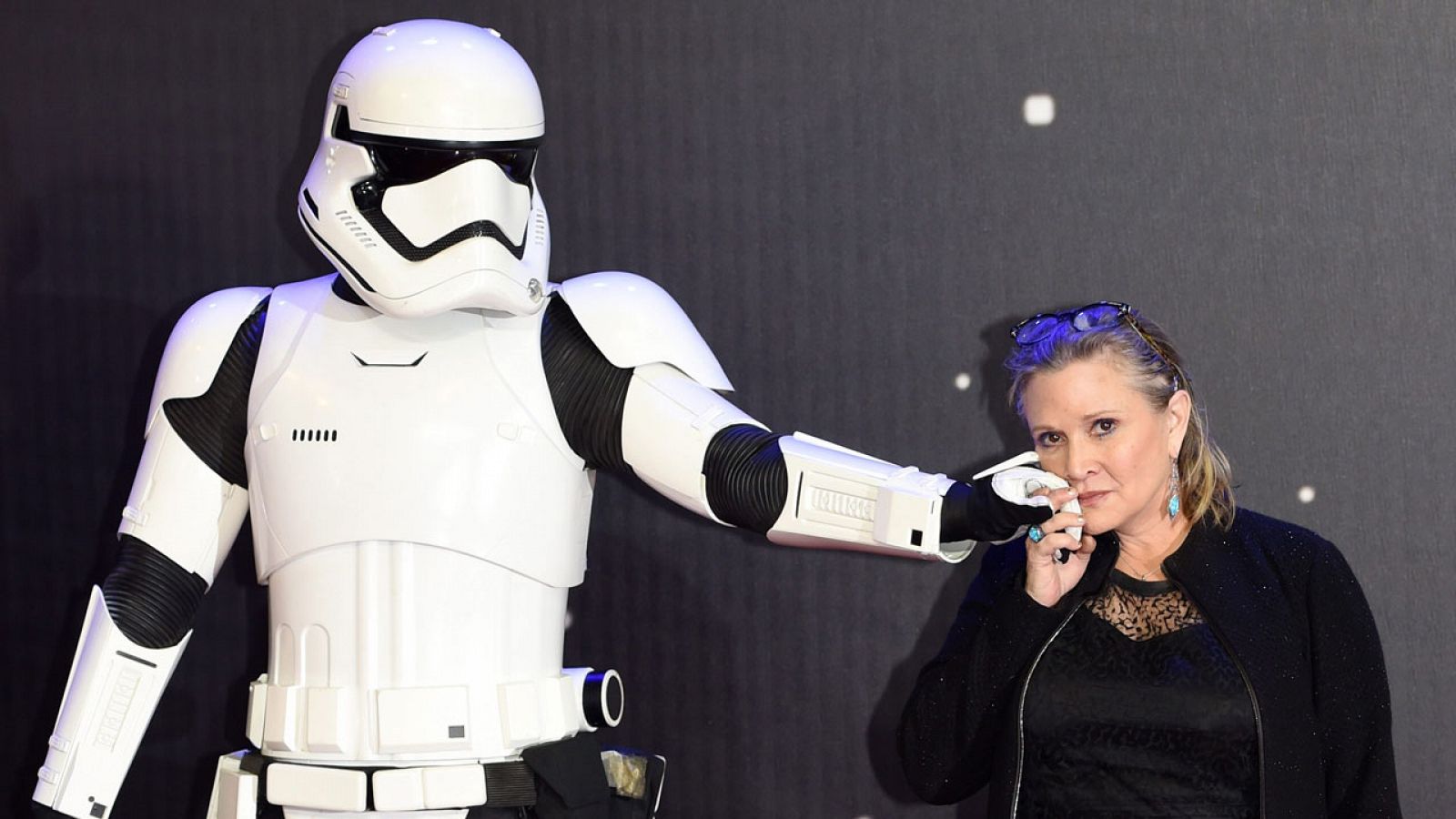 La actriz Carrie Fisher con un soldado imperial en una fotografía de archivo hace un año