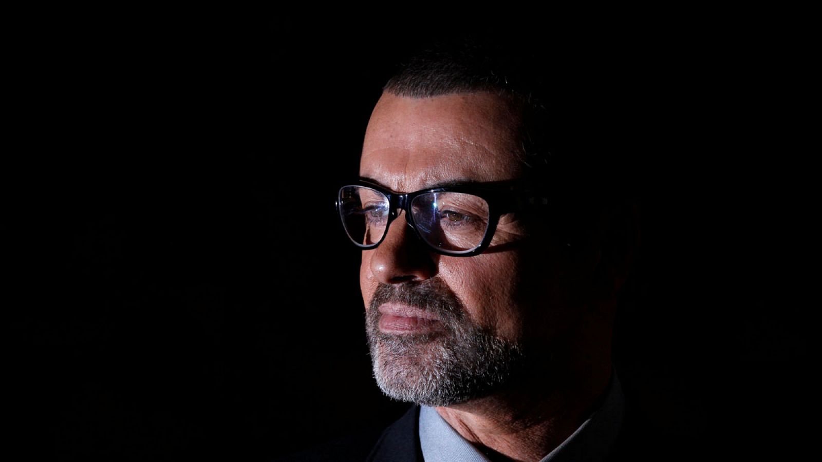 Imagen de archivo del cantante George Michael posando en el  Royal Opera House de Londres en mayo de 2011.