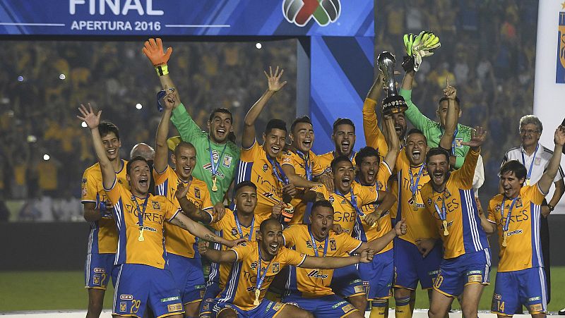 Los jugadores de Tigres festejan el campeonato