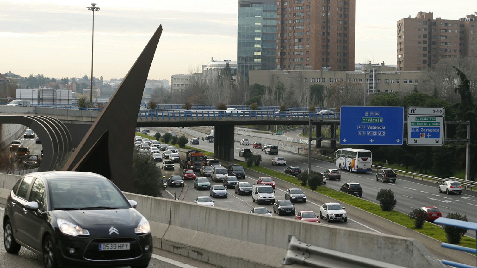 Cientos de vehículos circulan por la M-30, vía de circunvalación que rodea la capital