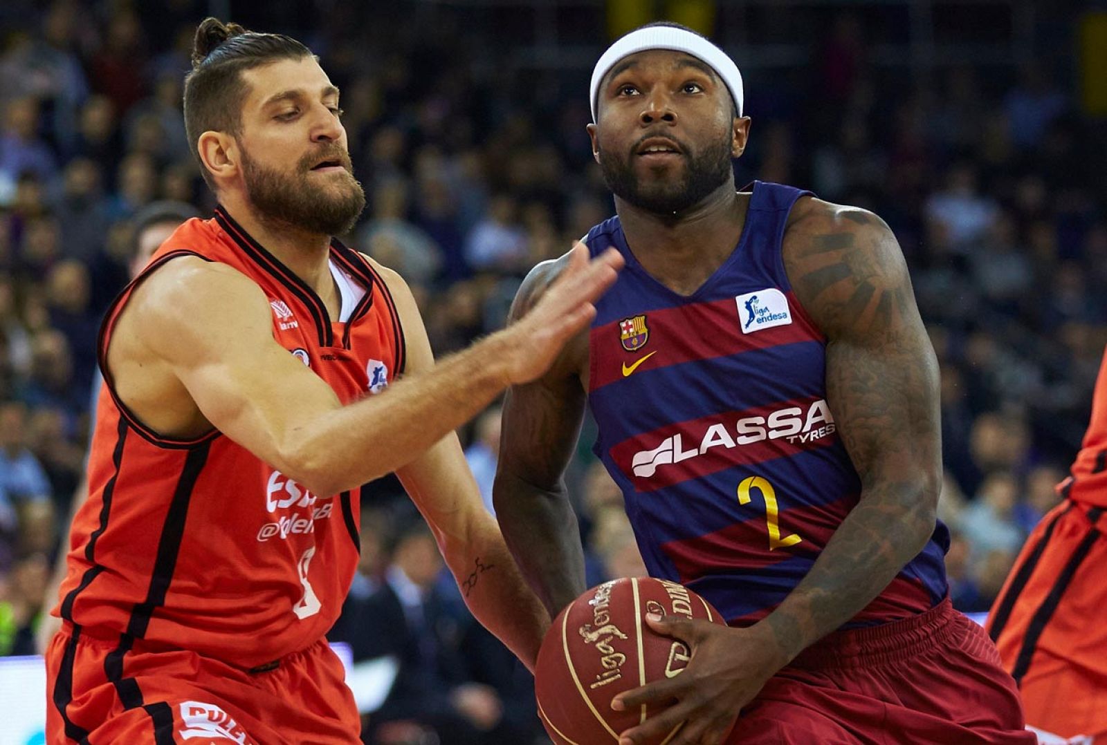 Tyrese Rice con el balón ante el escolta francés del Valencia Basket Antoine Diot.