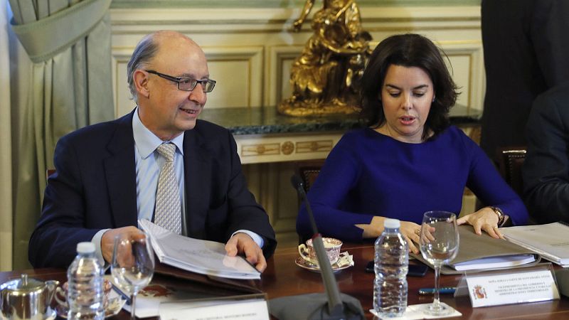 El ministro de Hacienda, Cristóbal Montoro, junto a la vicepresidenta, Saénz de Santamaría