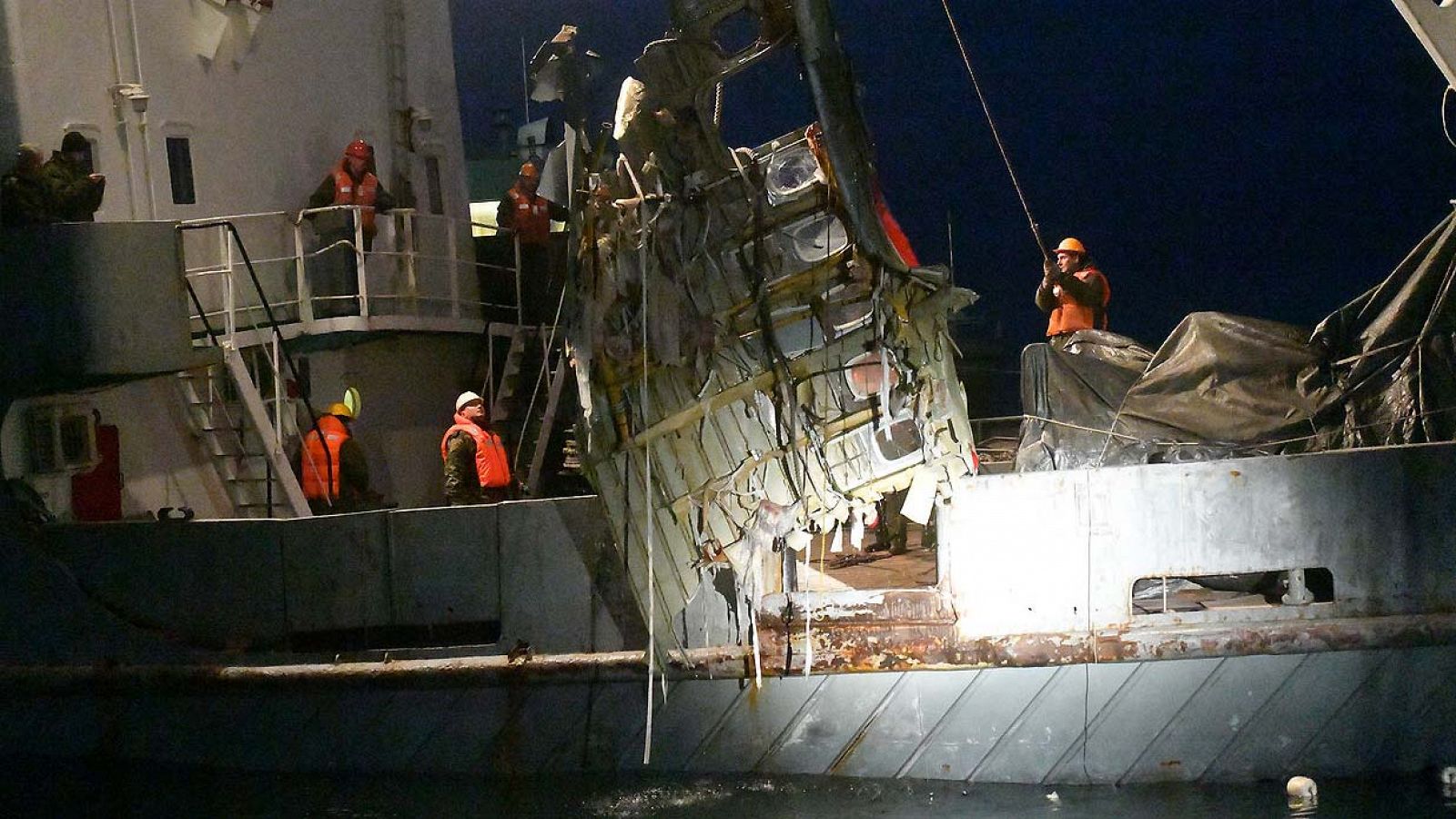 Restos del Tupolev TU-154 son recuperados en el Mar Negro durante las operaciones de búsqueda