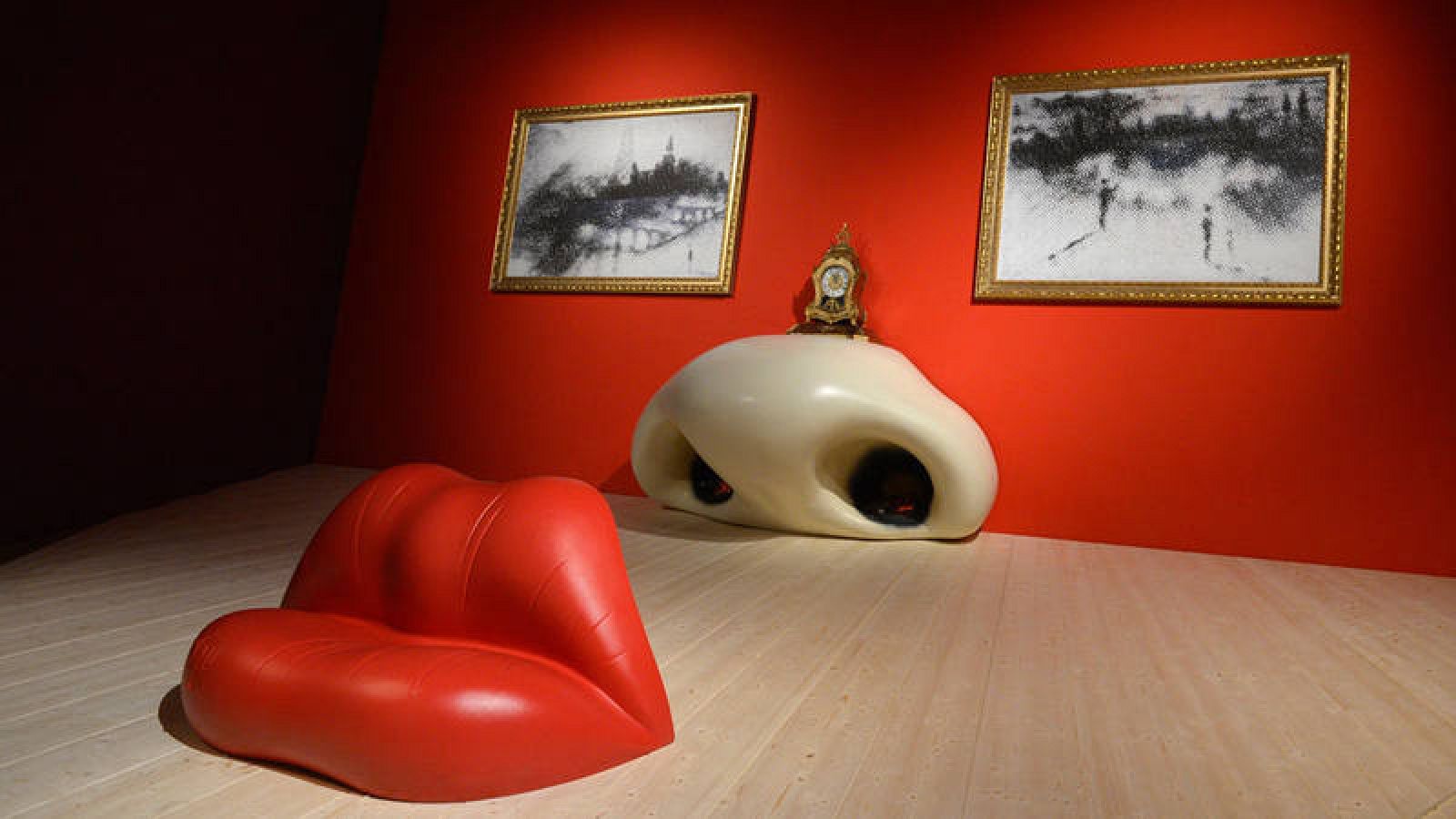 Vista de la instalación "Sala Mae West", del artista español Salvador Dalí, en el Centro Pompidou de París, Francia, el 20 de noviembre de 2012