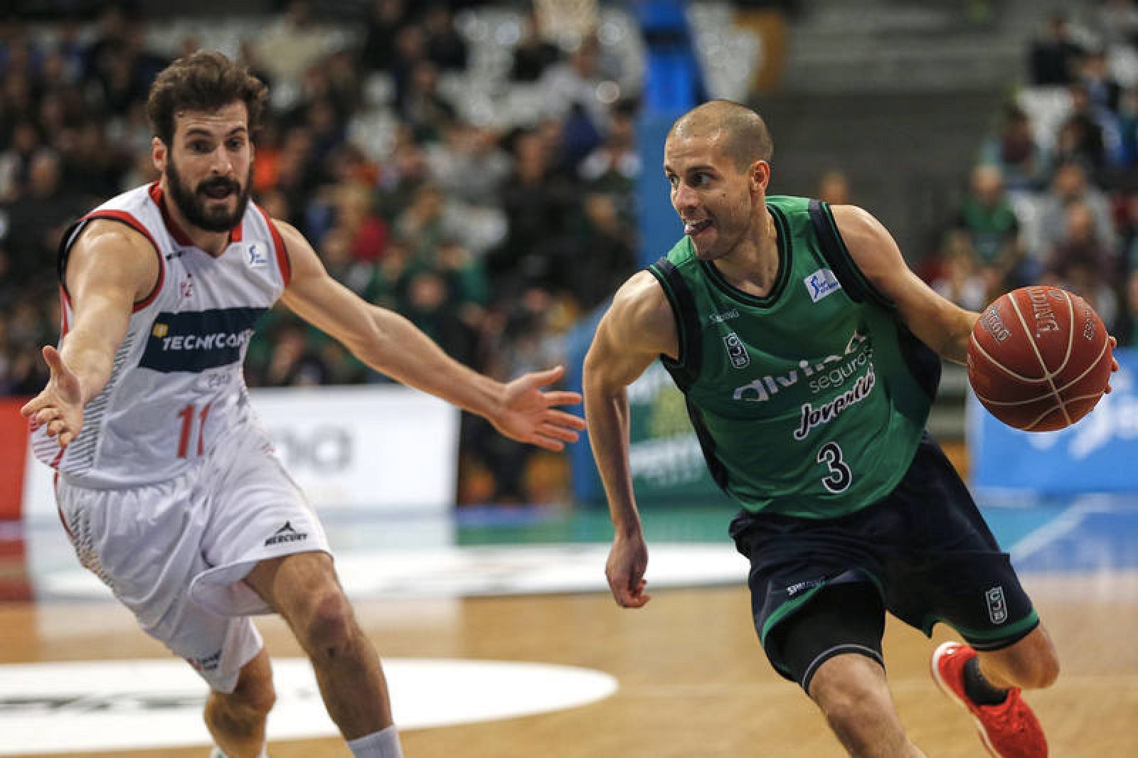 El base del Divina Seguros Joventut Albert Sàbat (d) y el base del Tecnyconta Zaragoza Tomás Bellas durante el partido.