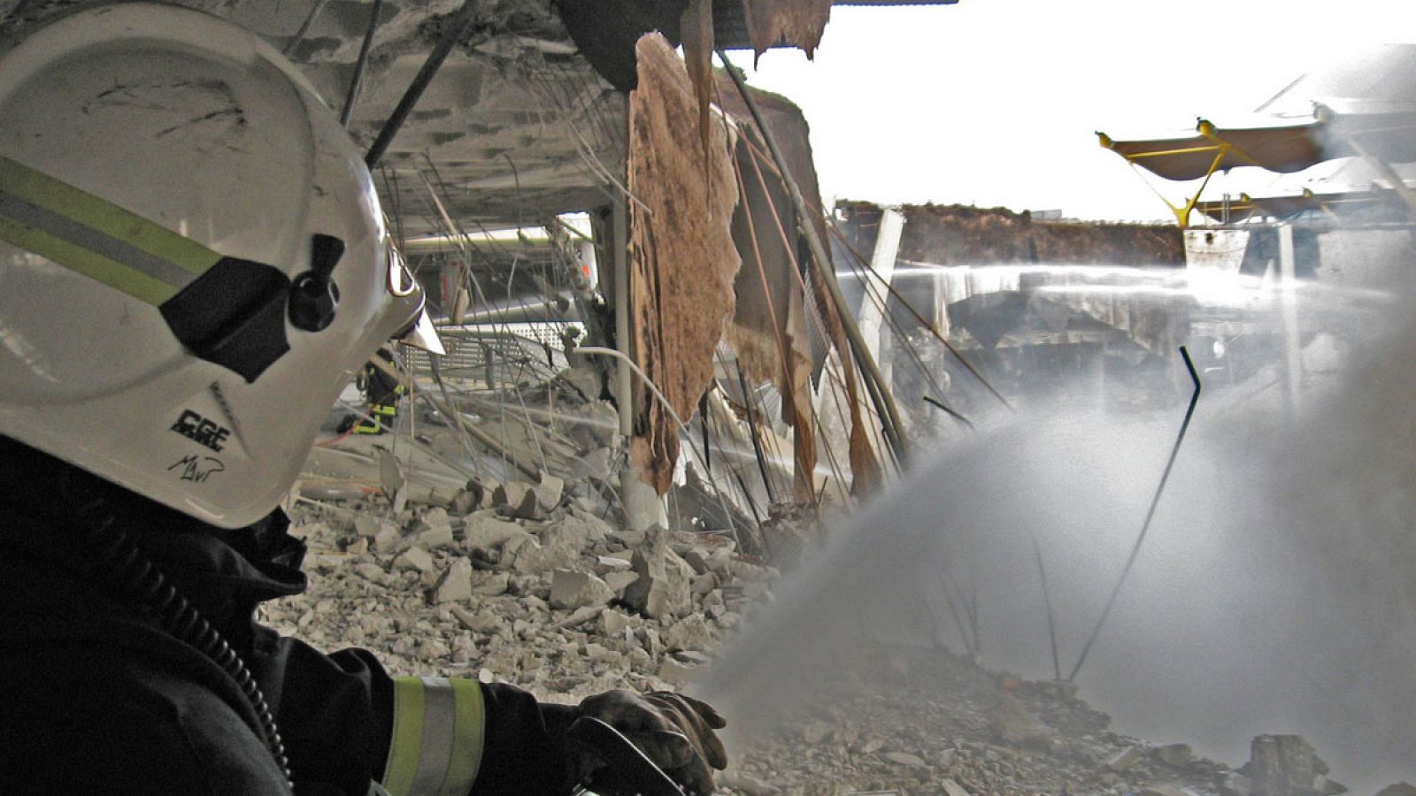 Un bombero del aeropuerto de Barajas, durante la primera intervención nada más producirse el atentado de ETA en el aparcamiento de la T-4.