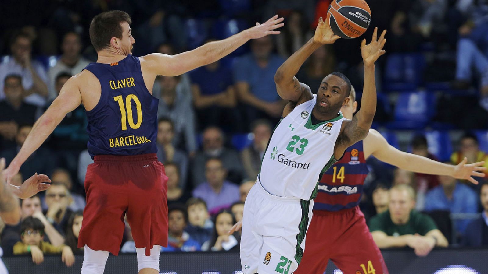 El ala-pívot del FC Barcelona Lassa Víctor Claver (i) ante el ala-pívot estadounidense del Darussafaka turco James Anderson (d).