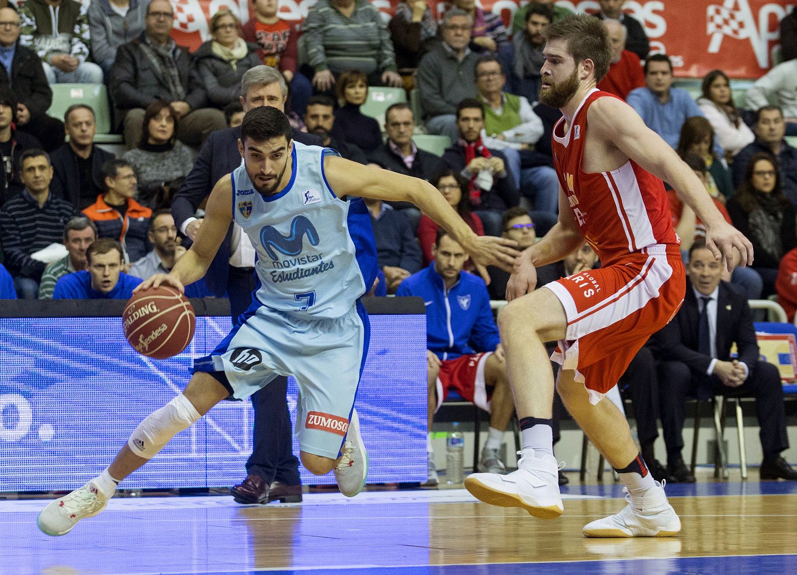 El base de Movistar Estudiantes Jaime Fernández (i) entra en la zona ante el ala pívot de UCAM Murcia Nemanja Radovic (d).