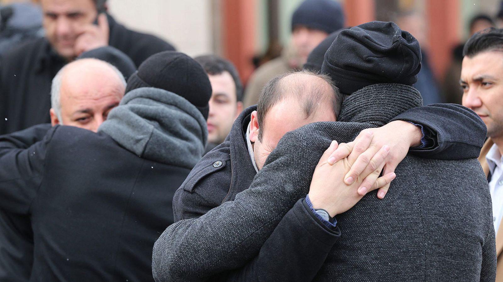 Familiares de las víctimas del atentado en Estambul