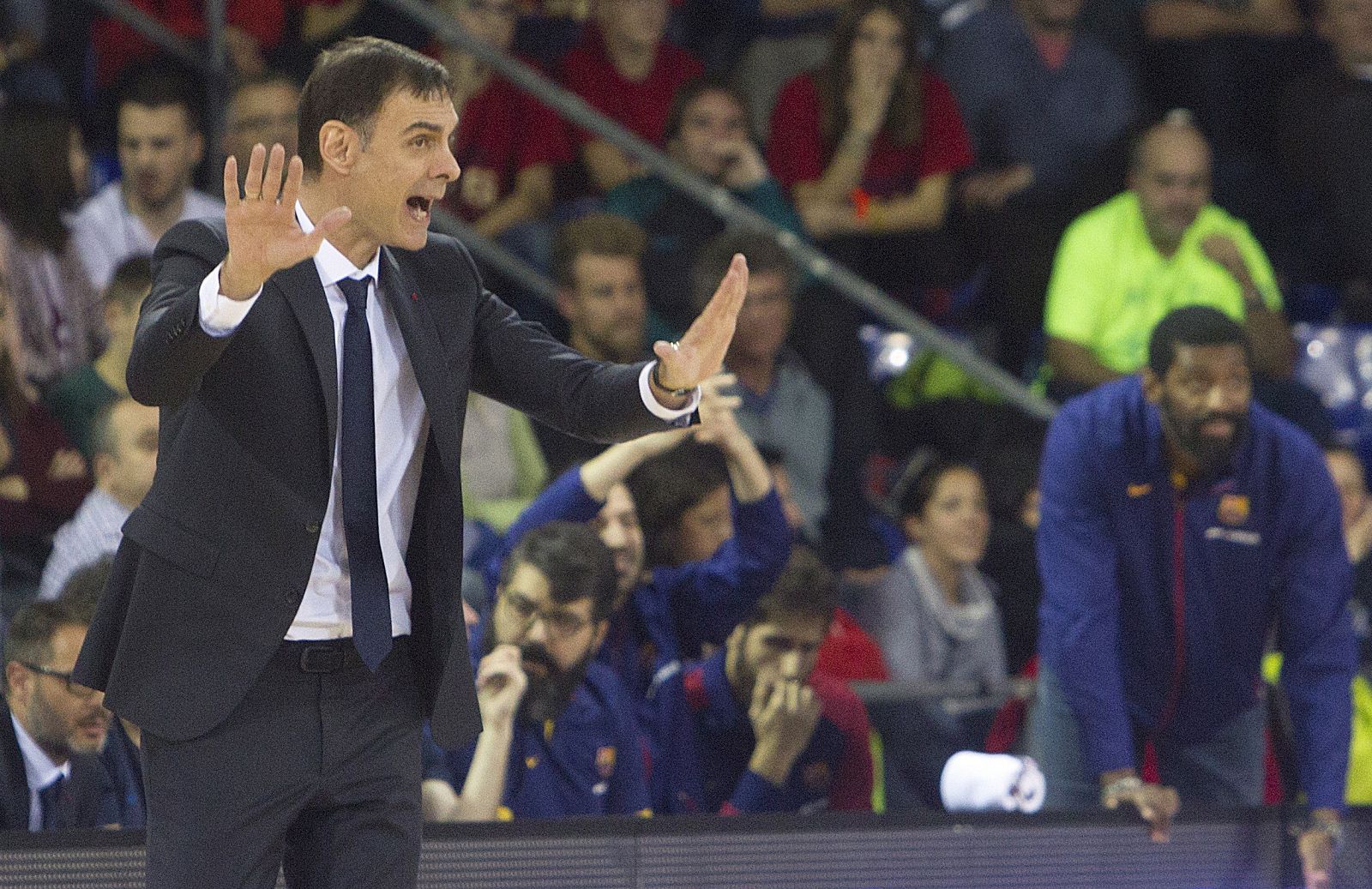 Imagen del entrenador griego del del FC Barcelona Lassa, Georgios Bartzokas, durante el partido.