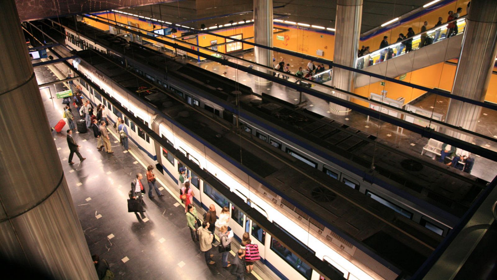 Pasajeros suben y bajan del tren en la estación del Aeropuerto de la línea 8 de Metro.