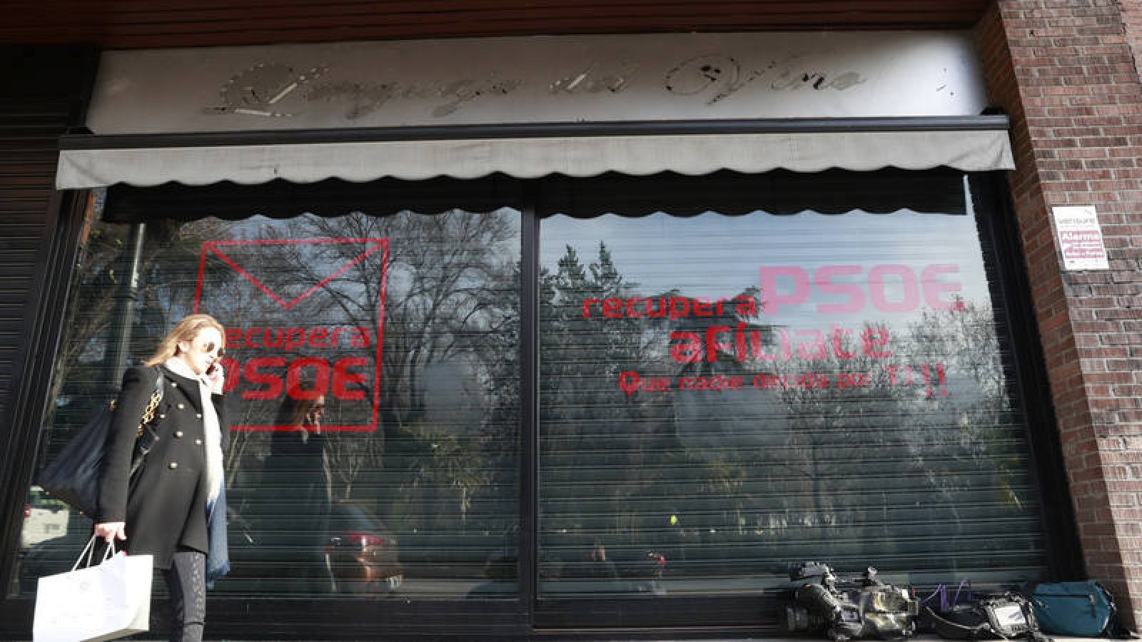 La plataforma RecuperaPSOE, integrada por críticos con la gestora socialista, ha puesto en marcha un local en la calle Ferraz de Madrid.