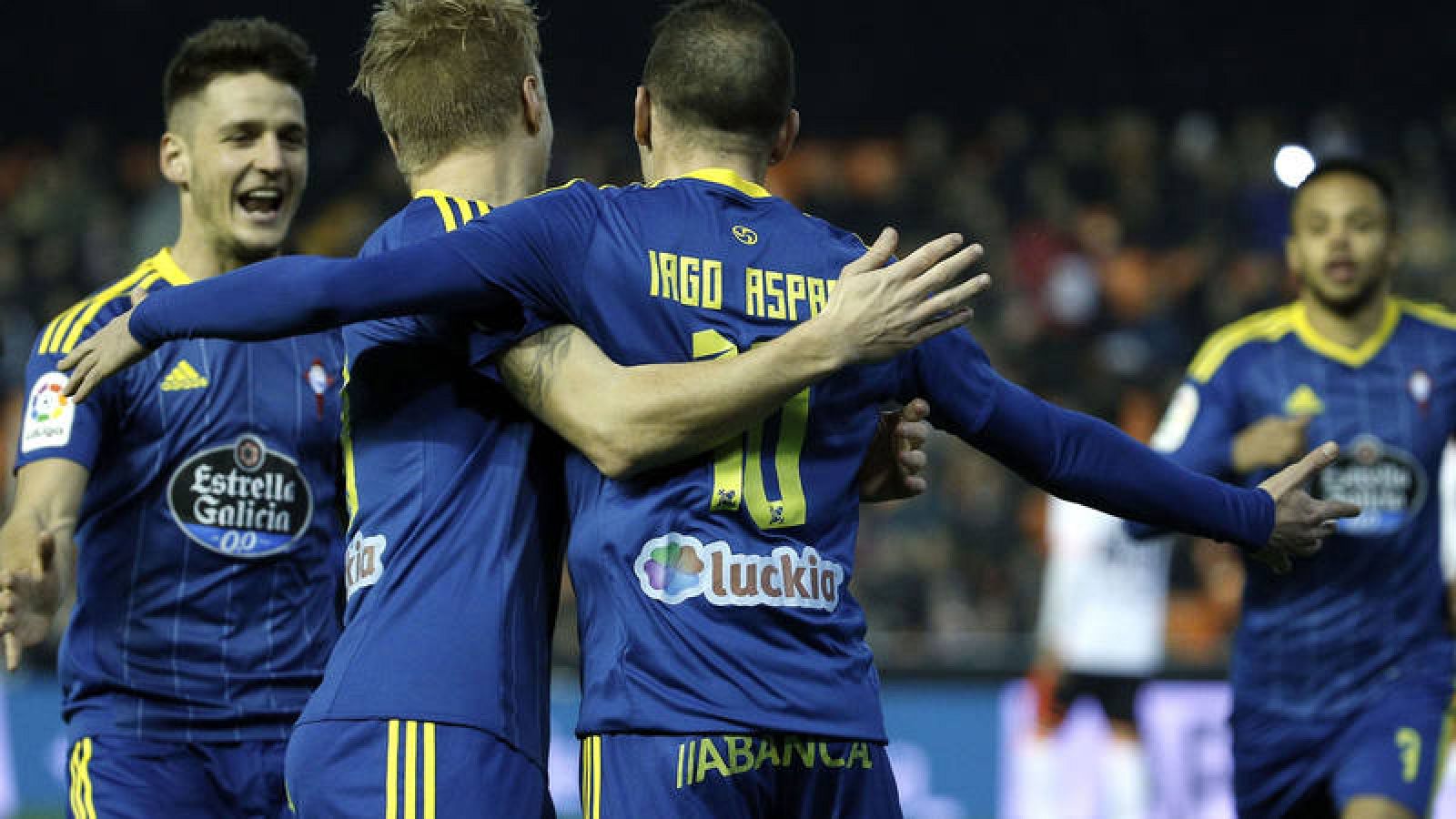 El delantero del RC Celta de Vigo, Iago Aspas (d), celebra el primer gol