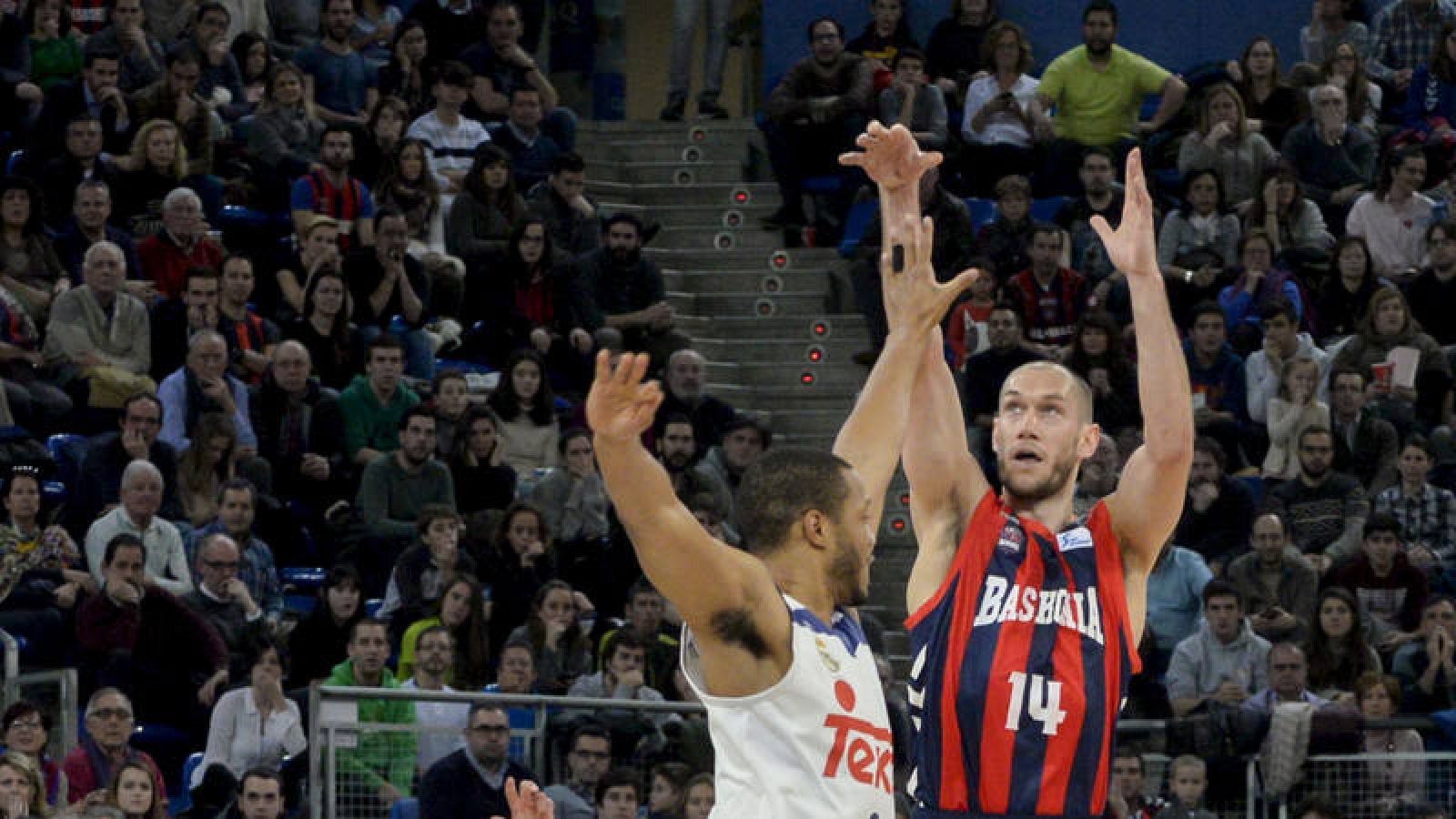 Kim Tillie (d) lanza un triple ante Anthony Randolph