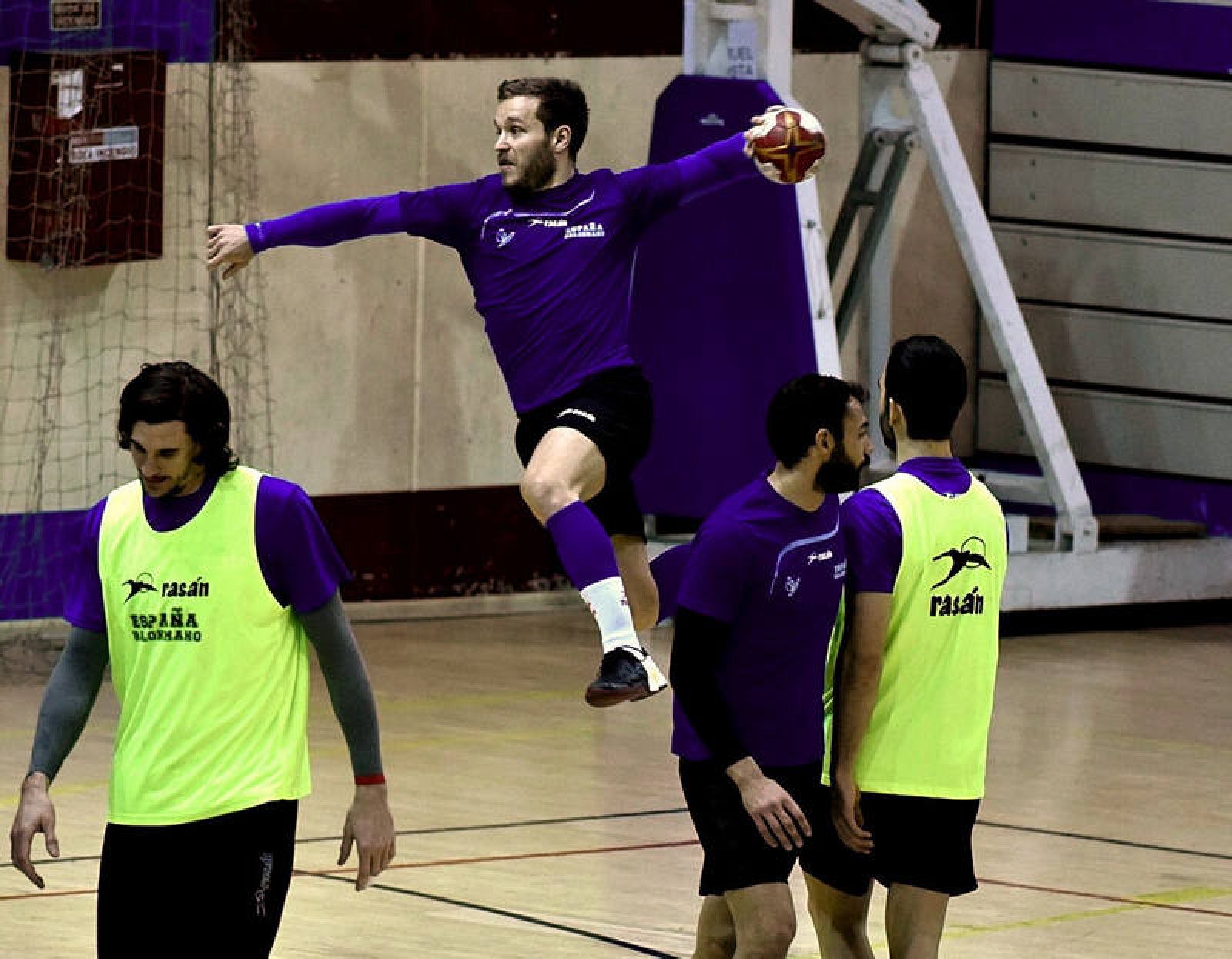 Los jugadores de la selección nacional de balonmano, Víctor Tomás (c) y Viran Morros Arguila (i), durante un entrenamiento.