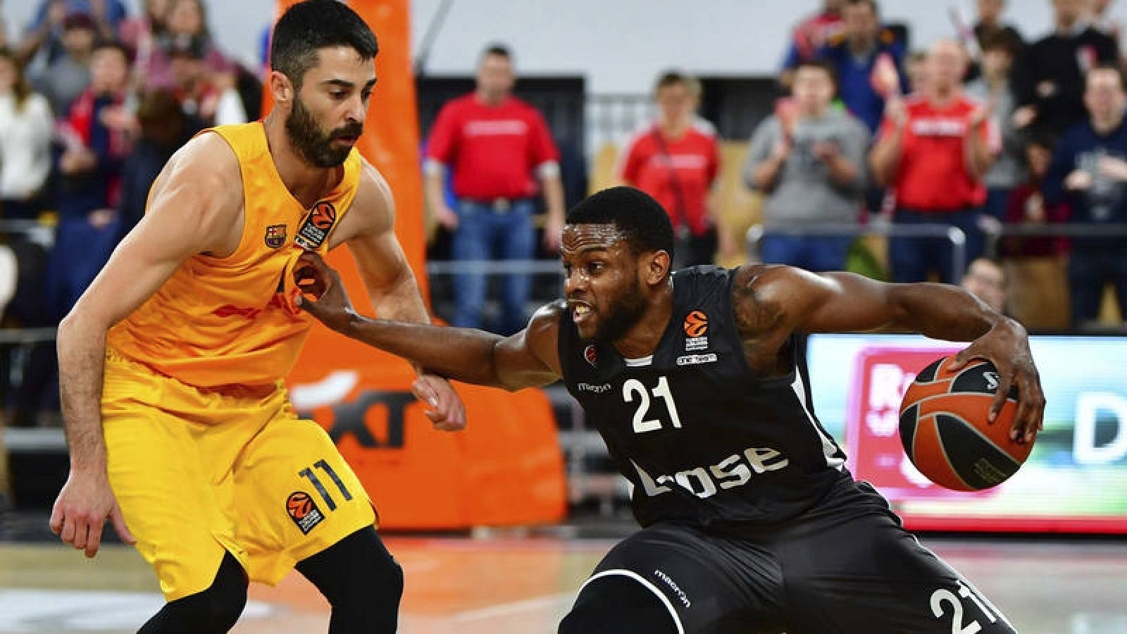 Darius Miller, del Brose, ante la oposición de Juan Carlos Navarro