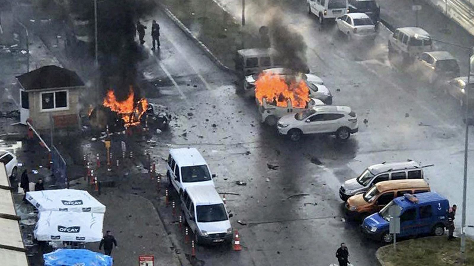 Imagen de la escena del tiroteo frente al Palacio de Justicia de Esmirna el pasado jueves.