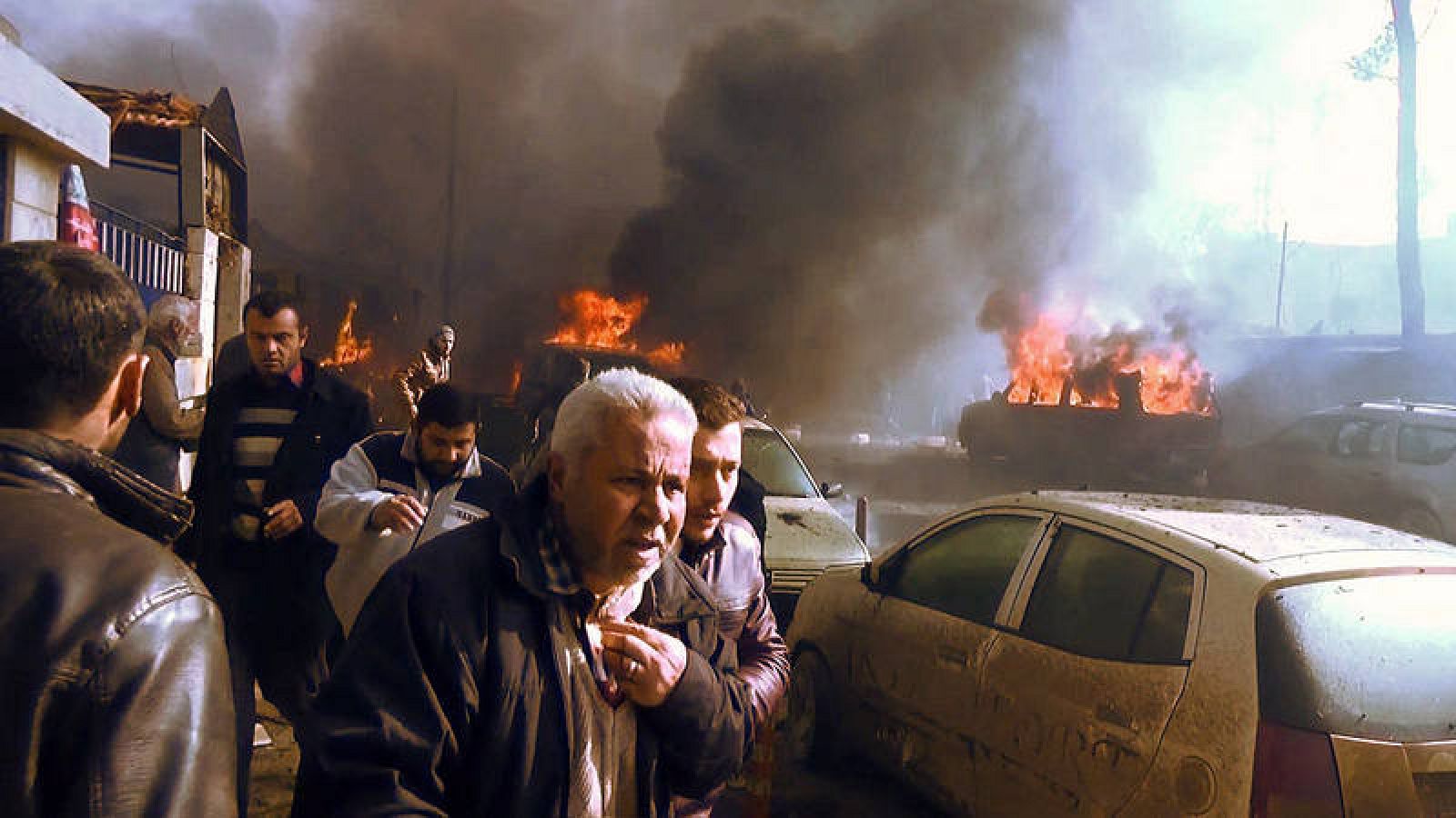 Lugar del atentado con coche bomba en Azaz, al norte de Siria