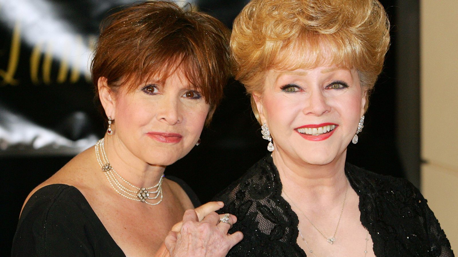 La actriz Carrie Fisher y su madre, Debbie Reynolds, en una fotografía de 2007.