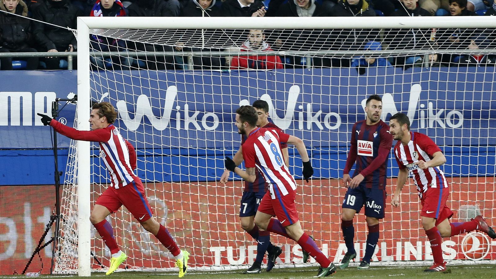 Griezmann celebra su gol, el segundo para el Atlético ante el Eibar.