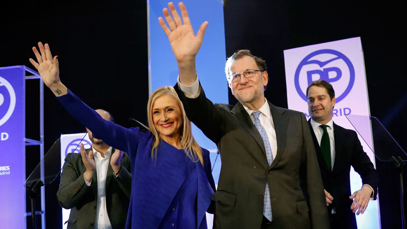 El presidente del Gobierno, Mariano Rajoy, y la presidenta de la Comunidad de Madrid, Cristina Cifuentes, durante la cena de Navidad del PP de Madrid