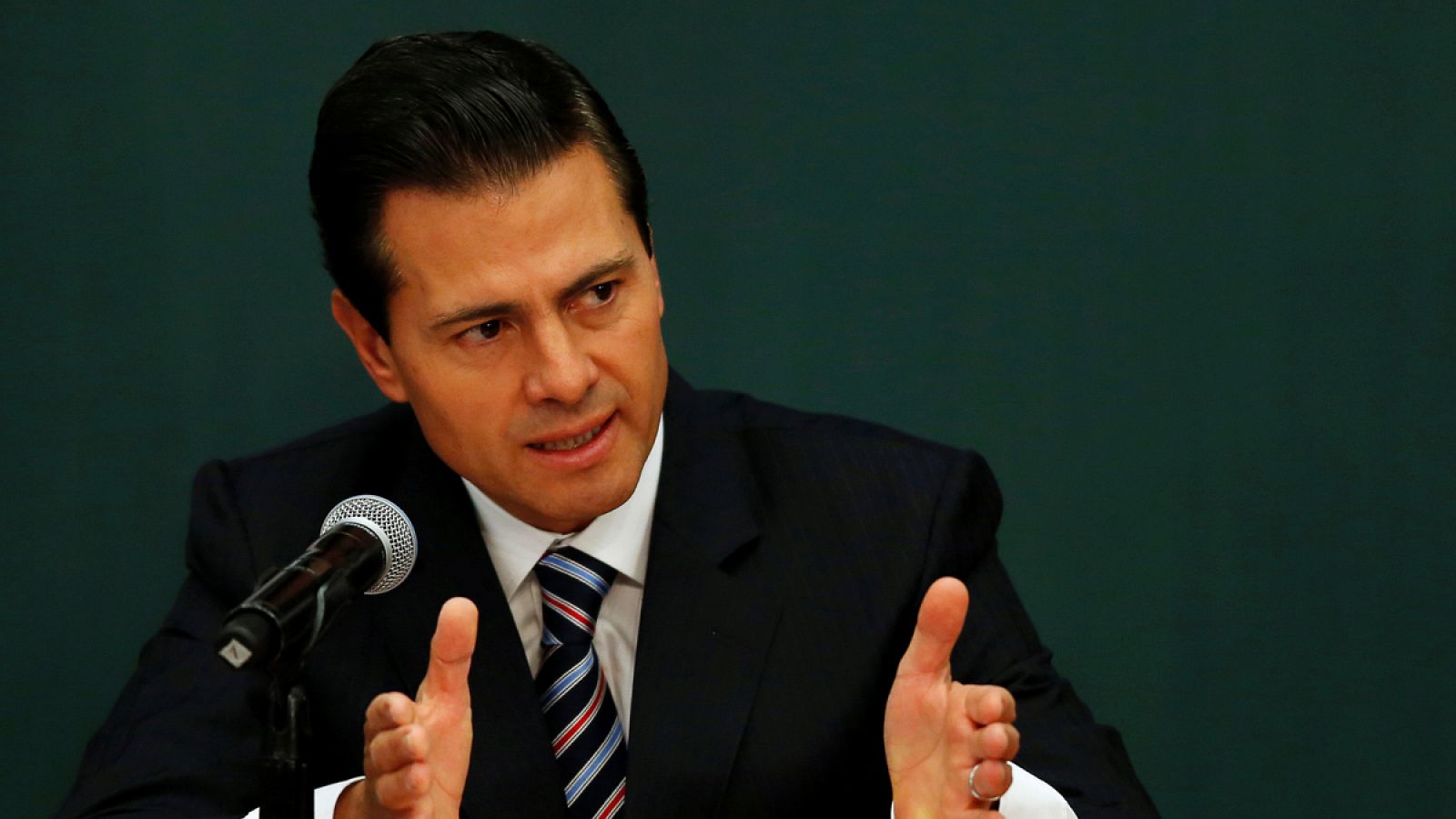 El presidente de México, Enrique Peña Nieto, anuncia el acuerdo para evitar el alza de los precios tras el 'gasolinazo'.