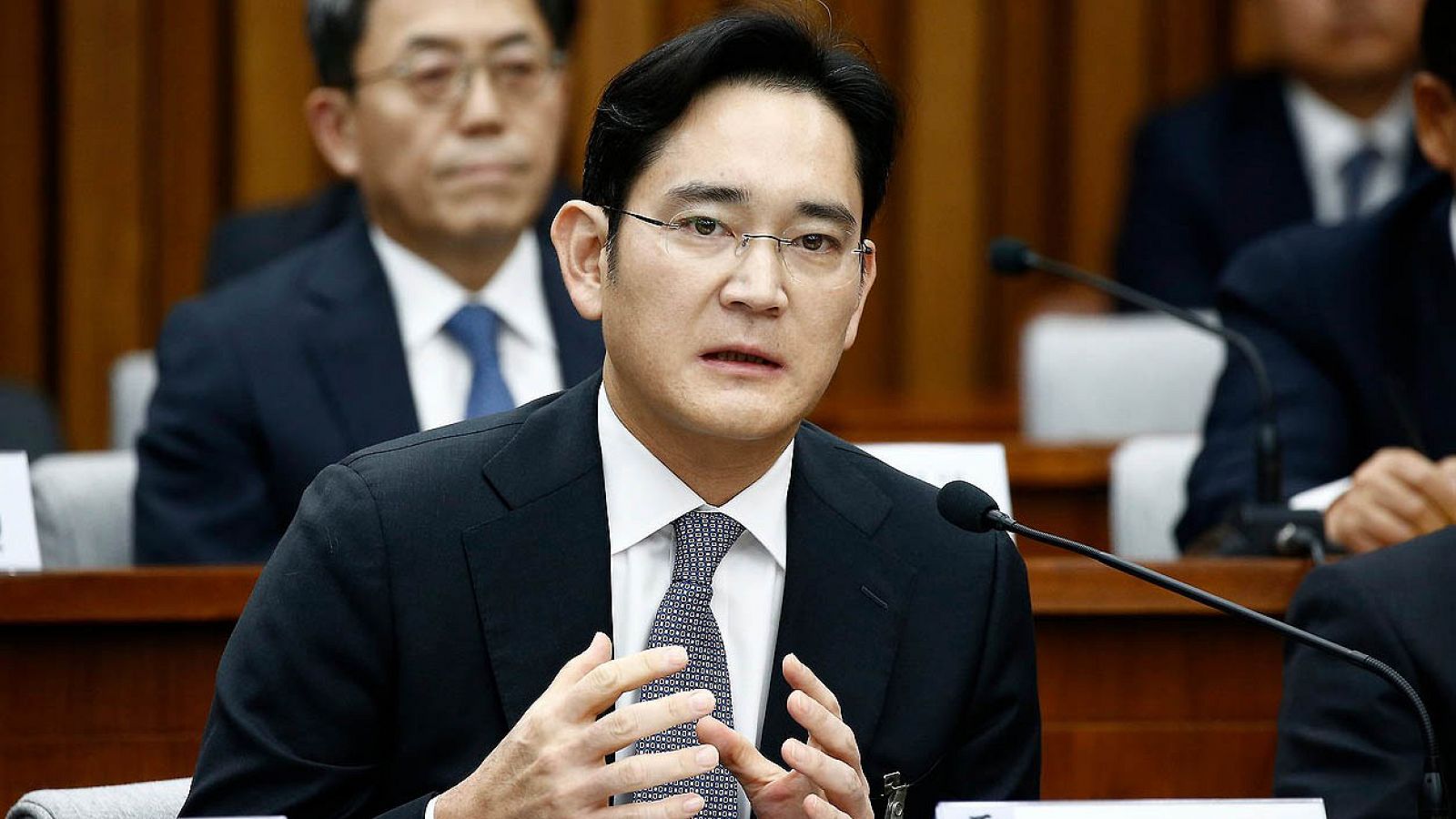 Fotografía de archivo del 6 de diciembre de 2016 que muestra al vicepresidente de Samsung Electronics y heredero del Grupo Samsung, Lee Jae-yong, quien será interrogado como sospechoso en relación al caso de la "Rasputina surcoreana"