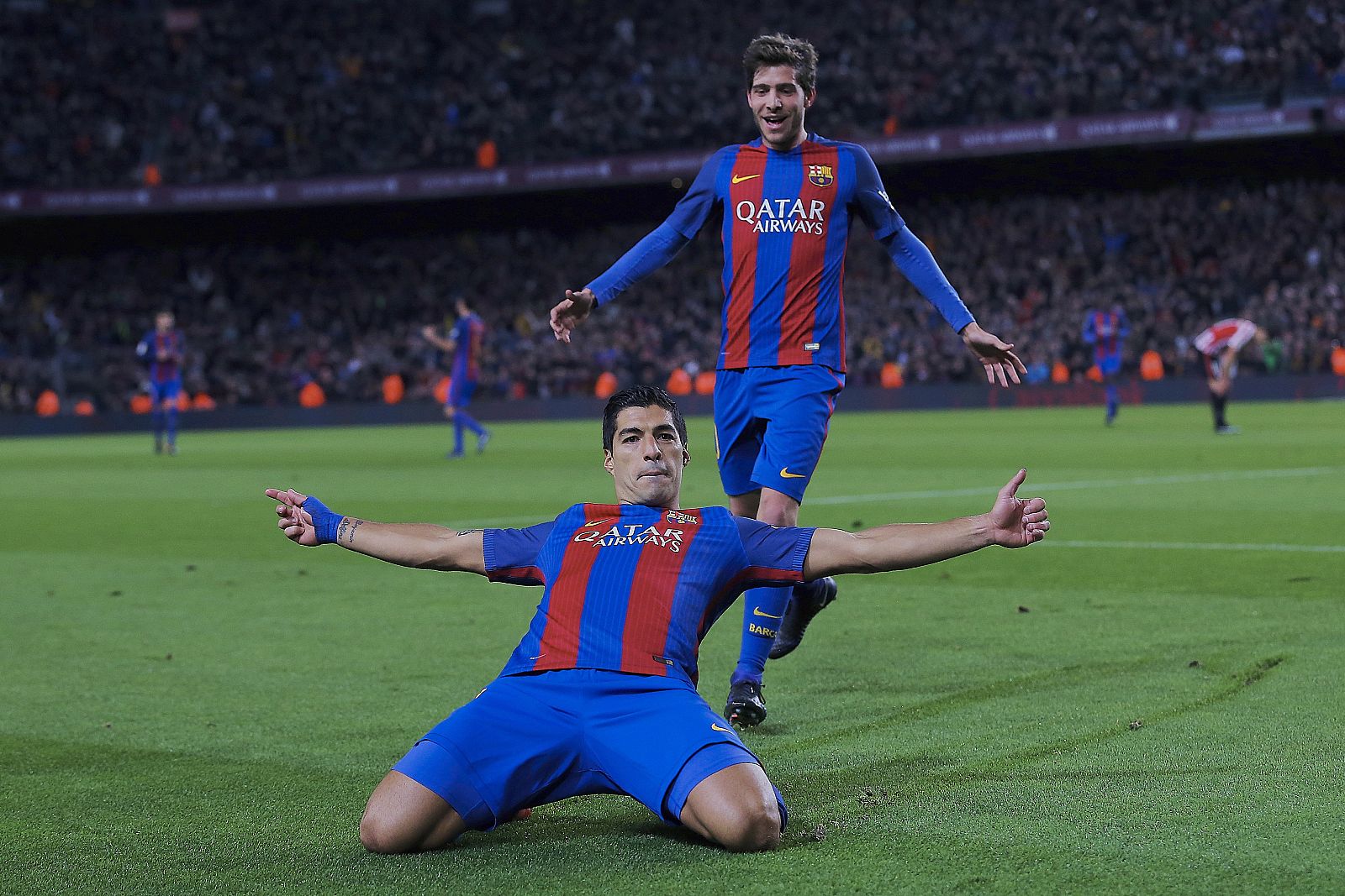 Luis Suárez celebra con Sergi Roberto (d) el gol marcado ante el Athletic Club de Bilbao.