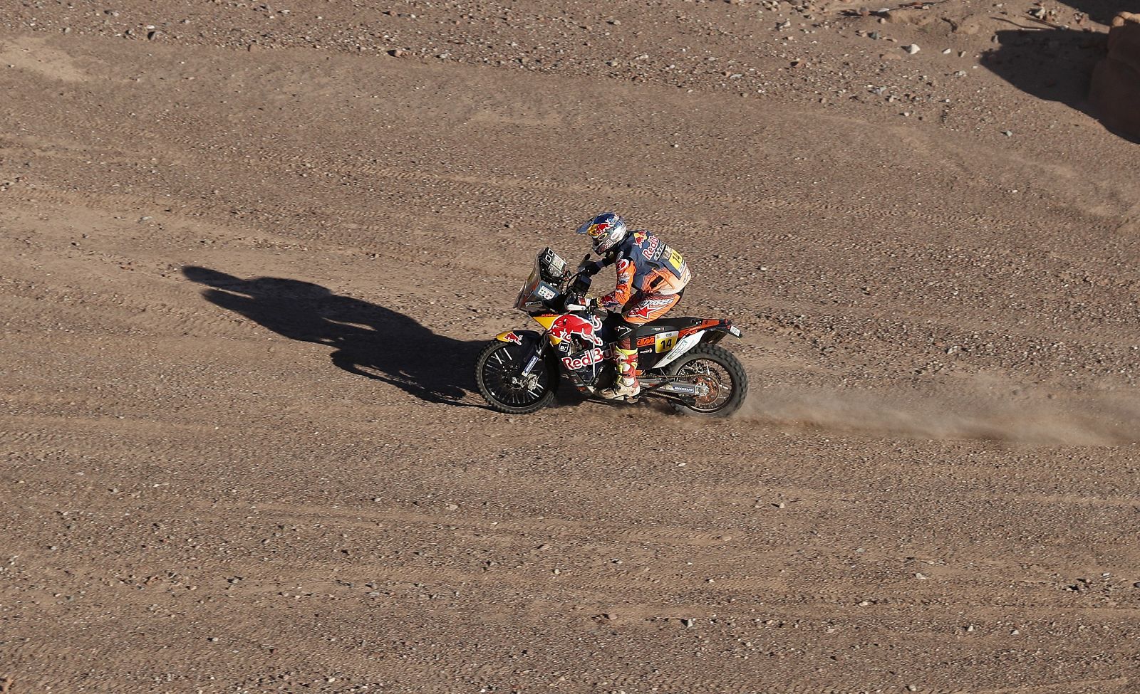 El piloto britanico Sam Sunderland conduce su KTM durante la décima etapa del Dakar.