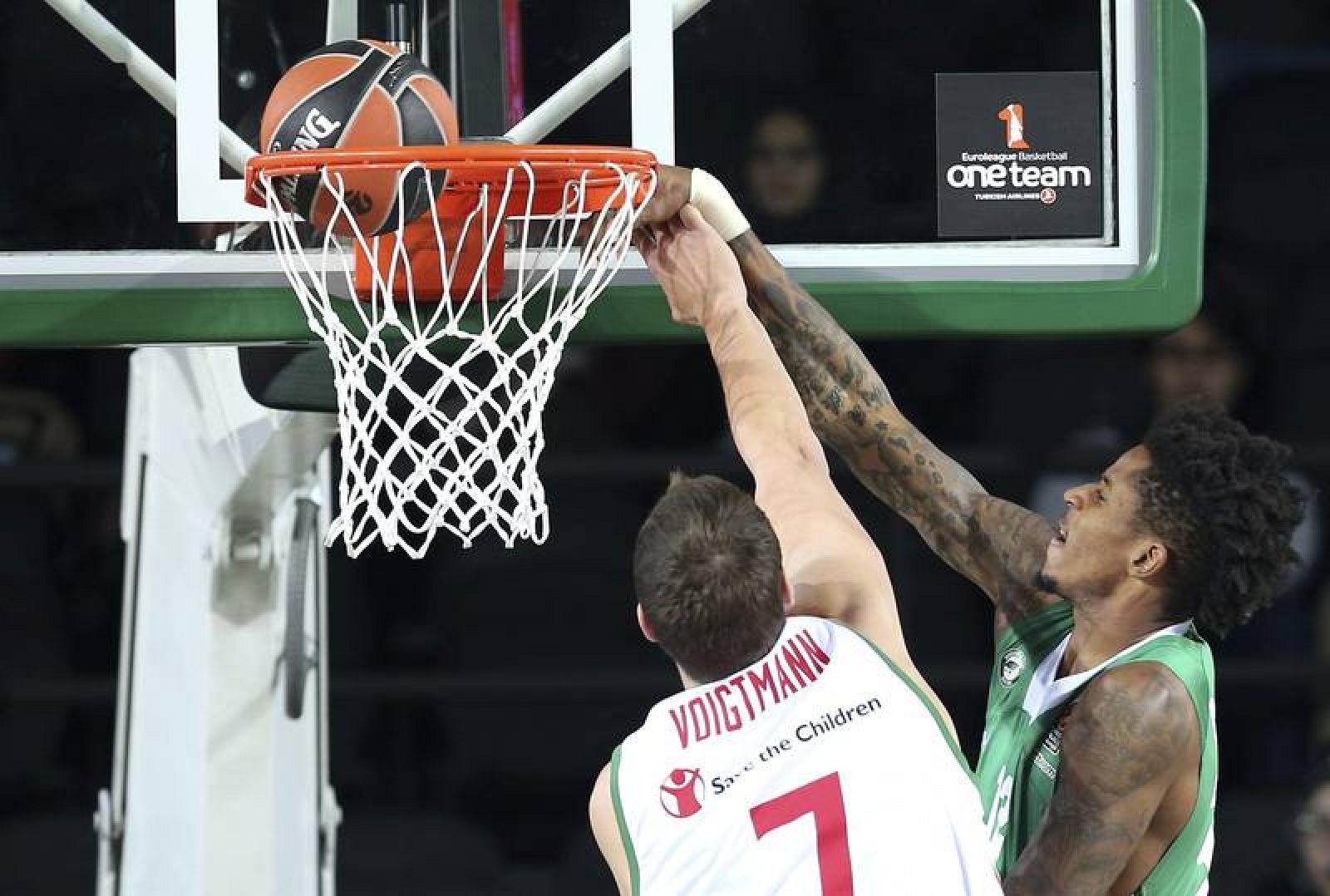 El alero estadounidense del Darussafaka Dogus Estambul Will Clyburn.
