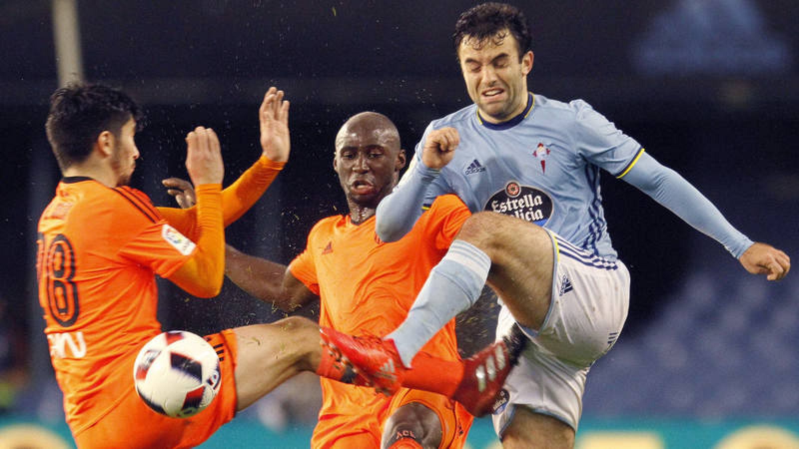 El delantero del Celta de Vigo Giuseppe Rossi (d), ante los jugadores del Valencia, Mangala (c) y Vinicius
