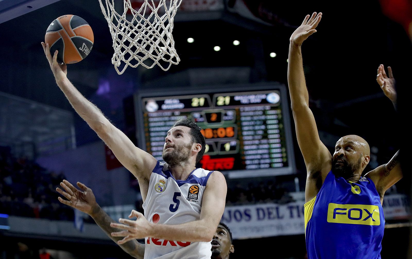 Rudy entra a canasta junto al alero estadounidense Devin Smith, del Maccabi.