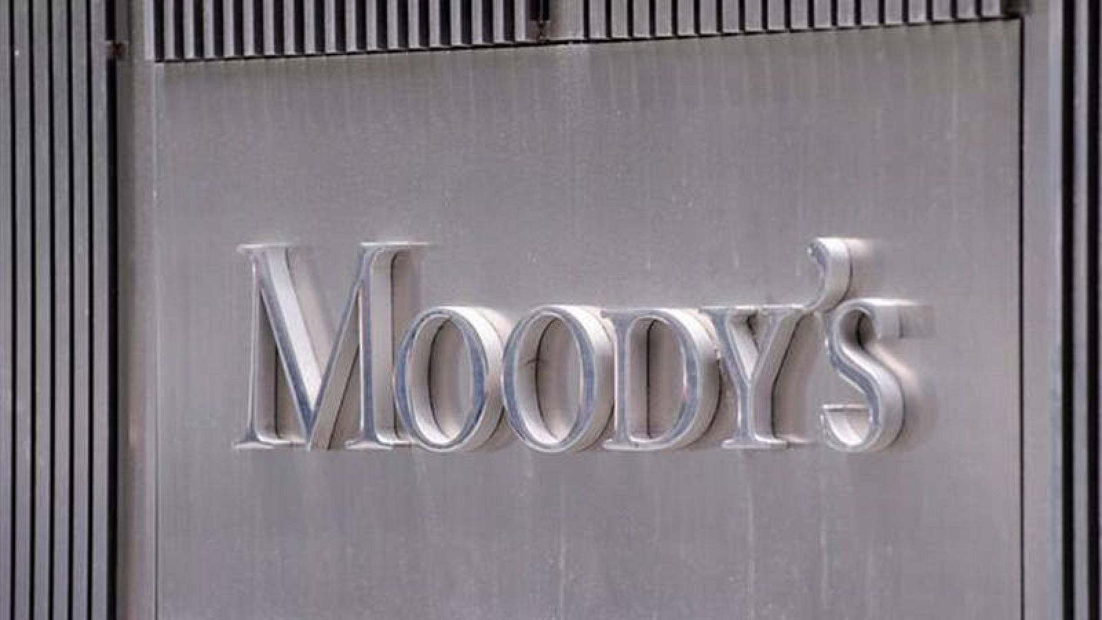 Fotografía de archivo del 13 de julio de 2011 del logo de la agencia de calificación Moody's en la fachada de su sede en Nueva York (EE.UU.).