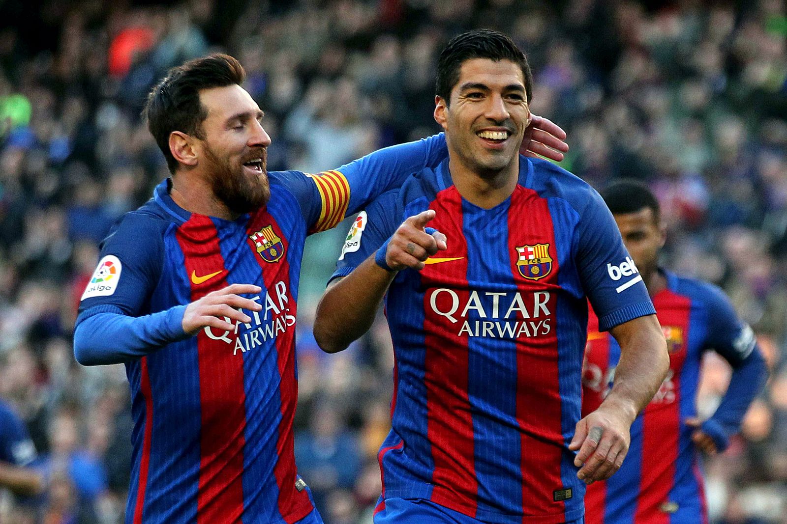 Luis Suárez celebra con Messi su primer gol del partido ante Las Palmas.